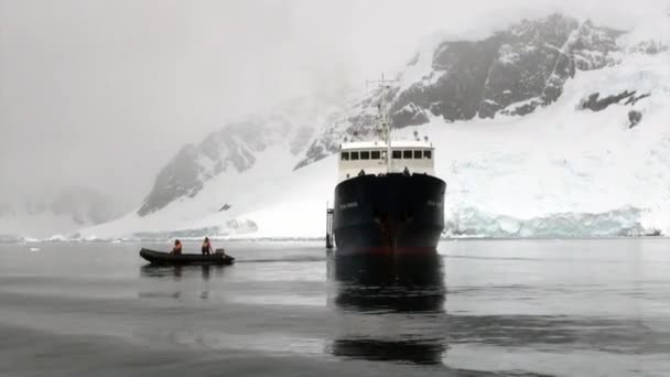 Antarktika okyanusunda gemideki insanlar. — Stok video