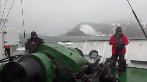Les gens sur le navire dans l'océan de l'Antarctique. — Video