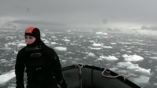 Pessoas em barco de borracha perto de Ice floe e iceberg do oceano Antártica. — Vídeo de Stock