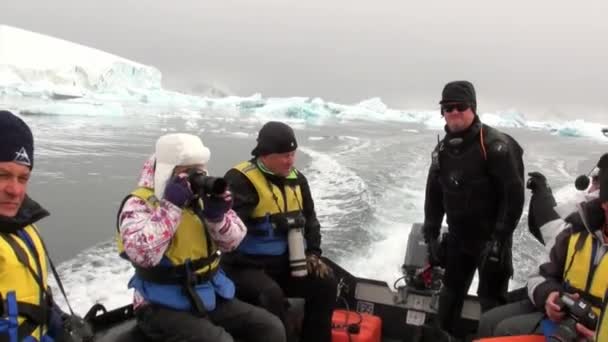 Buz kütlesi ve Antarktika 'nın buzdağı yakınlarındaki kauçuk teknedeki insanlar.. — Stok video