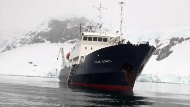 Människor ombord på fartyg i Antarktis hav. — Stockvideo