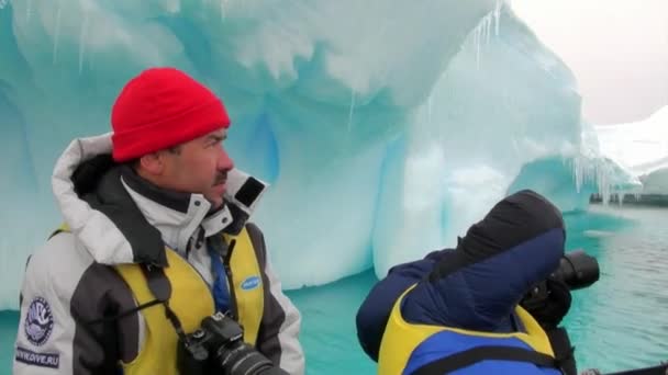 아이스 플로우와 남극 대륙의 빙산 근처에서 고무배를 타고 있는 사람들. — 비디오