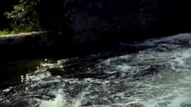 Nehir girdabında kirli köpüklü su.