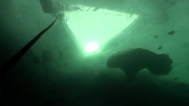 Hokey oyuncuları dışarıda hokey oynuyor, Baykal Gölü 'nde buz altında atış yapıyorlar..