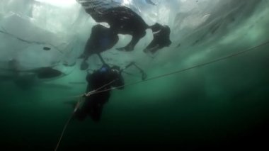 Baykal Gölü 'nün soğuk suyunda kameramanın buzunun altına dalmak..