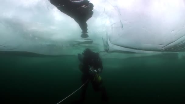 贝加尔湖水底冰下的极端潜水. — 图库视频影像
