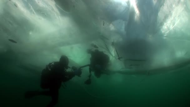 贝加尔湖冷水下清澈透明冰的水下景观. — 图库视频影像