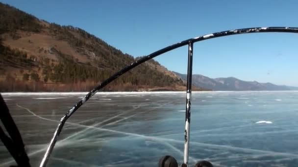从贝加尔湖光滑冰上移动的飞艇看. — 图库视频影像