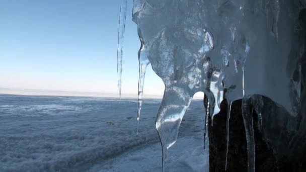 Primer plano grandes carámbanos en rocas de glaciar natural en el lago Baikal. — Vídeos de Stock