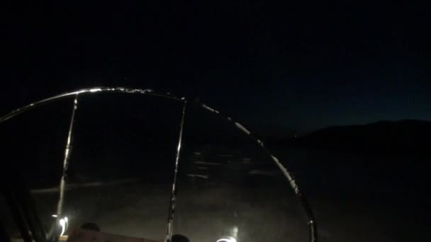 Vista desde el planeador de aire del aerodeslizador en movimiento sobre hielo en la noche de Baikal. — Vídeos de Stock