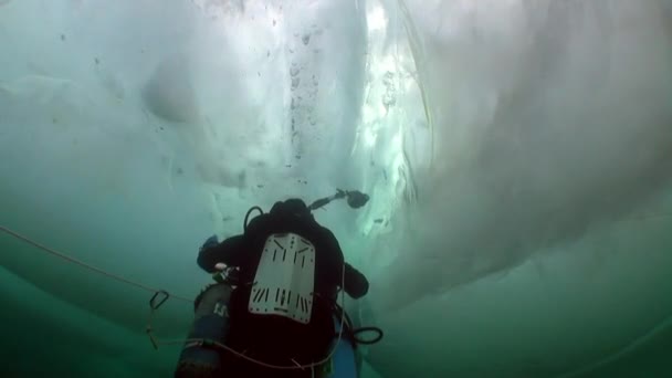 Techniczny nurek kamerzysta pod lodem w zimnej wodzie jeziora Baikal. — Wideo stockowe