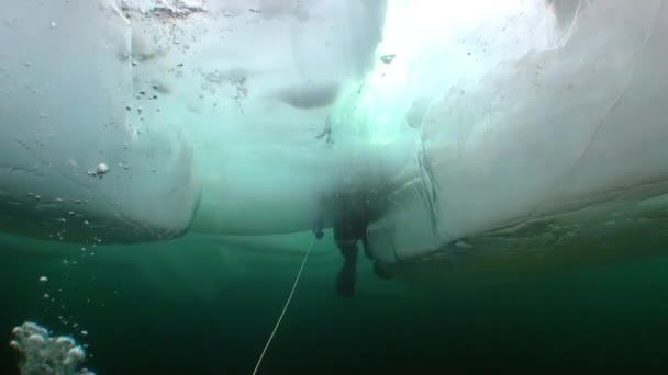 Υποβρύχια τοπίο του καθαρού διαφανούς πάγου κάτω από το κρύο νερό της λίμνης Baikal. — Αρχείο Βίντεο