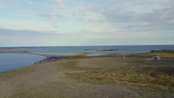 Luchtlandschap van de kust van de Noordelijke IJszee op achtergrond woestijn Novaya Zemlya. — Stockvideo