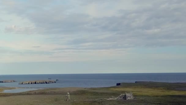 Novaya Zemlya εναέριο τοπίο των ακτών του Αρκτικού Ωκεανού. — Αρχείο Βίντεο