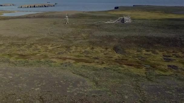 Küste des Arktischen Ozeans vor dem Hintergrund der Archipelwüste Nowaja Semlja. — Stockvideo