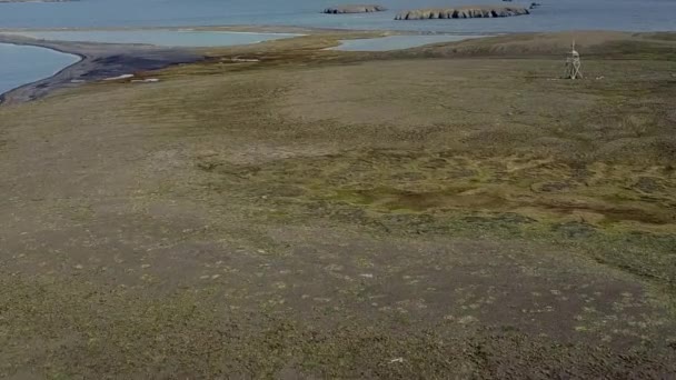 Côte de l'océan Arctique sur fond de désert de l'archipel Novaya Zemlya. — Video