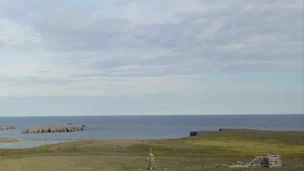 Kuzey Buz Denizi 'nin yaz aylarında Novaya Zemlya Çölü' ndeki hava manzaralı kıyı şeridi. — Stok video