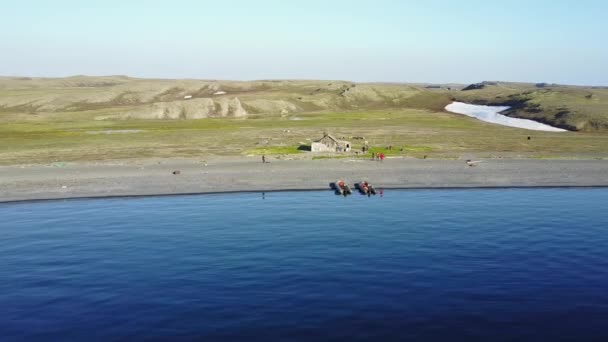 Paysage aérien de la côte de l'océan Arctique sur fond désert Novaya Zemlya. — Video