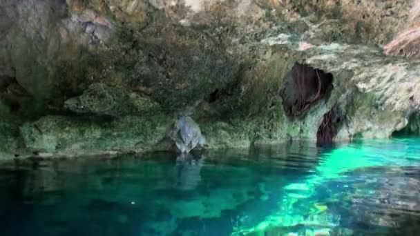 Potápění pod vodou v Yucatan Mexiko cenoty. — Stock video