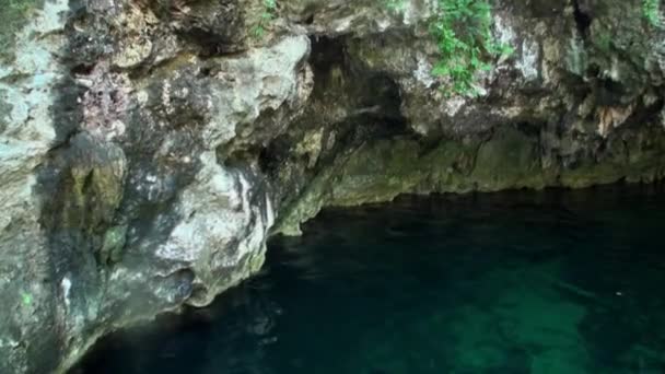 Immersioni subacquee in Yucatan Messico cenote. — Video Stock