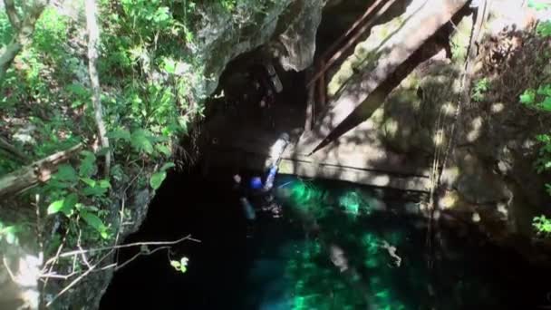 Nurkowanie pod wodą w Yucatan Meksyk cenotes. — Wideo stockowe