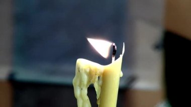 Elizabeth Feodorovna 'nın idamı yerine haçın yanındaki mumlar..