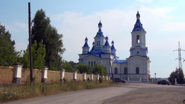 Ortodoxa kyrkan Holy Trinity Cathedral. — Stockvideo