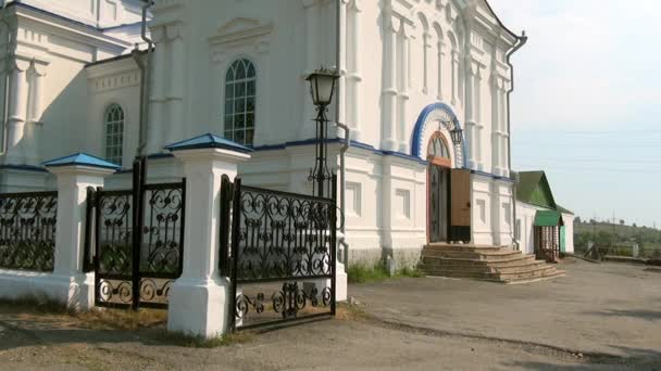 Ortodoxa kyrkan Holy Trinity Cathedral. — Stockvideo