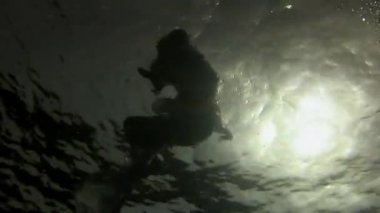 Mavi suyun arka planında beyaz giysili genç bir kadın..