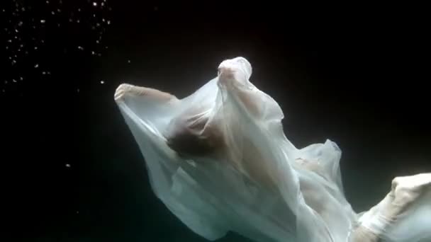 Födelse av en ängel i skapandet av undervattensmodell fridykare. — Stockvideo