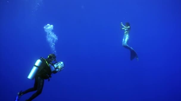 若いです女性人魚ポーズのためにカメラの水中で海. — ストック動画