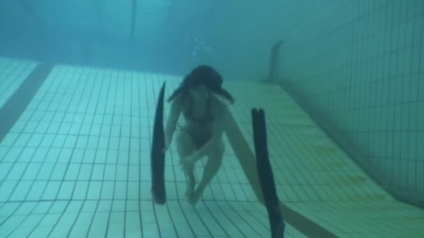 Fille nageoires robe de plongeur libre et montre ok sous l'eau dans la piscine. — Video