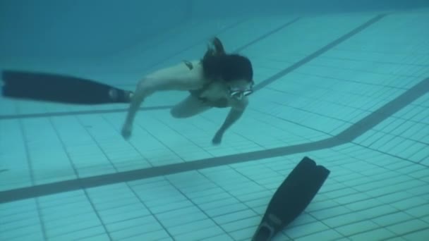 Fille nageoires robe de plongeur libre et montre ok sous l'eau dans la piscine. — Video