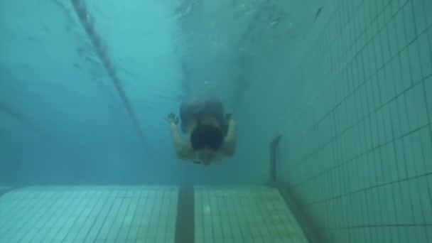 Onderwater model zeemeermin kostuum in zwembad. — Stockvideo