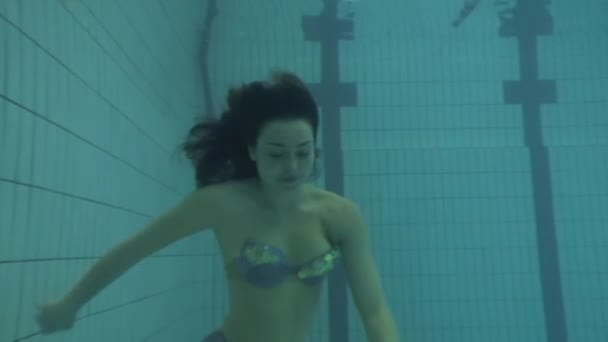 Sirena modelo submarino en piscina. — Vídeo de stock