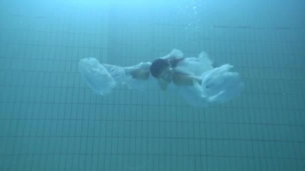 Undervattensmodell sjöjungfru kostym i poolen. — Stockvideo