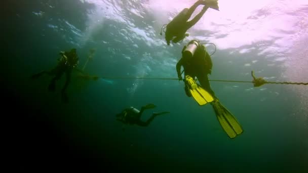 Buceo cerca del naufragio del barco bajo el agua en Fiji. — Vídeo de stock