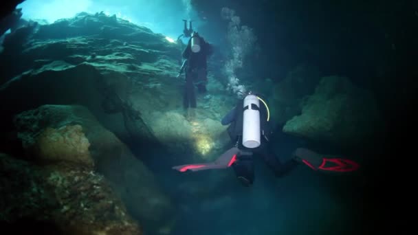 Grot duiken onder water in Yucatan Mexico cenotes. — Stockvideo