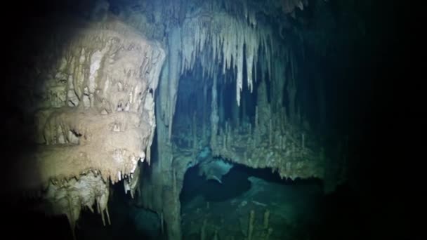 Podvodní jeskyně Yucatan Mexiko cenoty. — Stock video