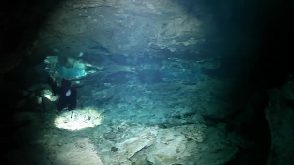 Potápěči ve skalách podvodní jeskyně Yucatan Mexiko cenotes. — Stock video