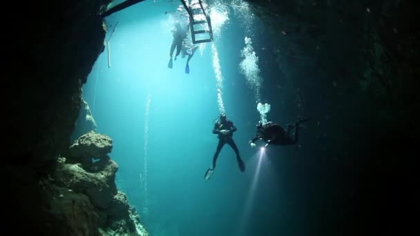 Mergulhadores em rochas de caverna subaquática Yucatan México cenotes. — Vídeo de Stock