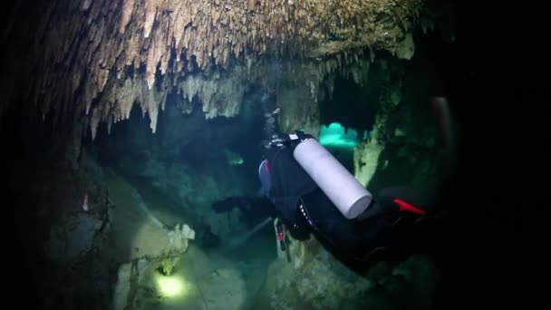 Buceadores en rocas de cueva submarina Yucatán México cenotes. — Vídeos de Stock