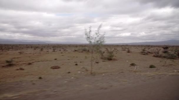 Una vista de una carretera keniana desde una capilla de camiones. — Vídeos de Stock