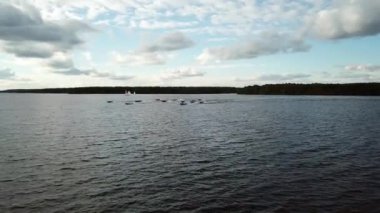 Moskova nehri boyunca bir tekne yarışında dönüş manzarası.