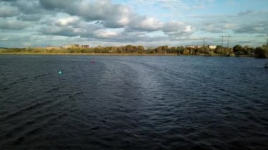 Moskova nehri boyunca giden bir tekne yarışı manzarası.
