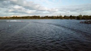 Moskova nehri boyunca giden bir tekne yarışı manzarası.