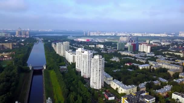 Widok z lotu ptaka na kanał moskiewski. — Wideo stockowe