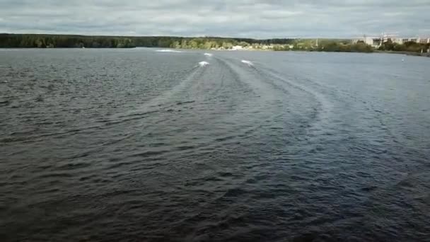 Moskova nehri boyunca giden bir tekne yarışı manzarası. — Stok video