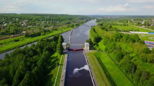 Moskova Kanalı 'nın ve çevresinin havadan çekilmiş görüntüleri.. — Stok video