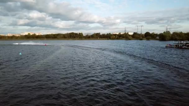 Une vue d'une course de bateaux le long d'une rivière de Moscou. — Video